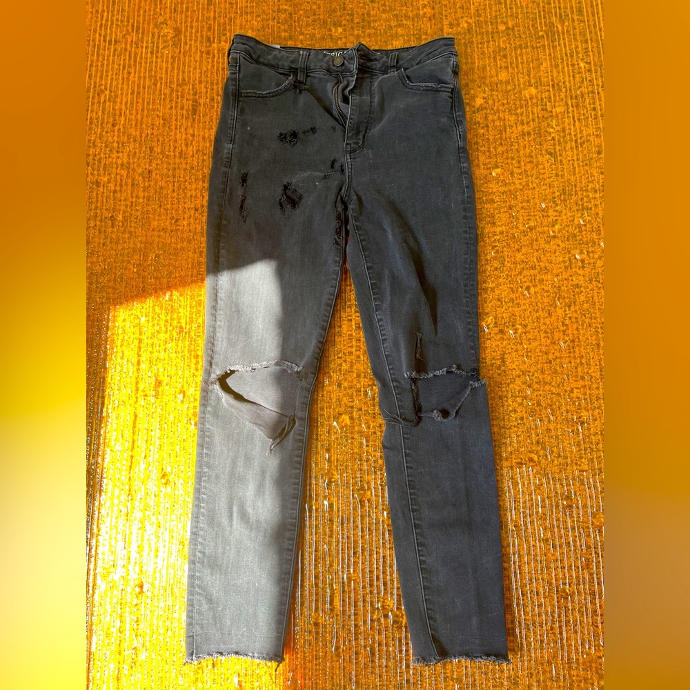 Distressed skinny jeans